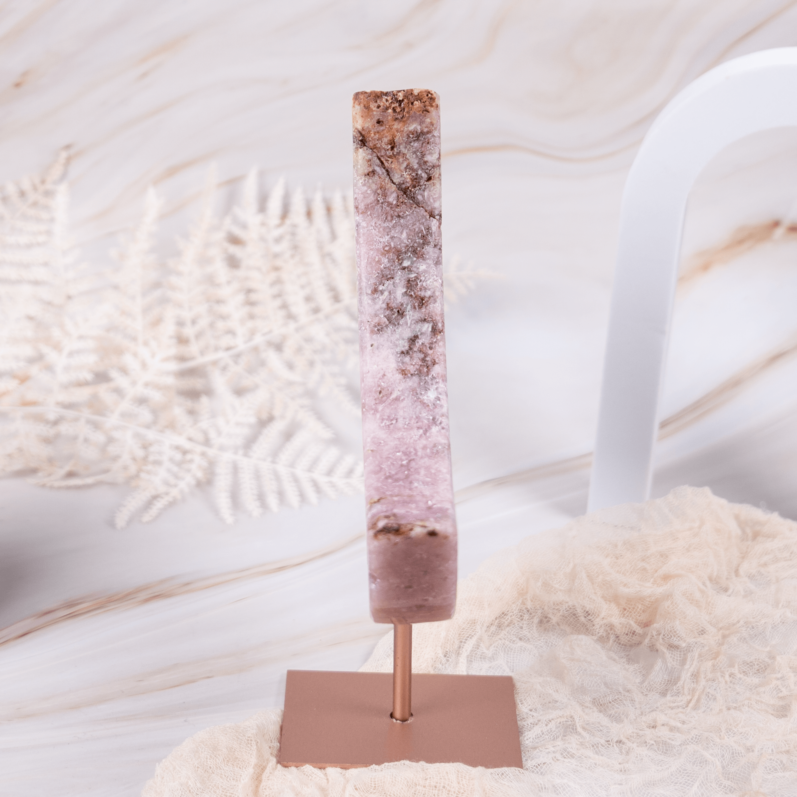 Pink Pinker Amethyst Mond Moon auf Ständer rosegold gold Metall druzy Glitzer Sparkle lila rosa flieder lavendel Edelstein Kristall Heilstein Carving Seitenansicht Rückansicht schwer besonders witchy Esoterik Spiritualität Hexe