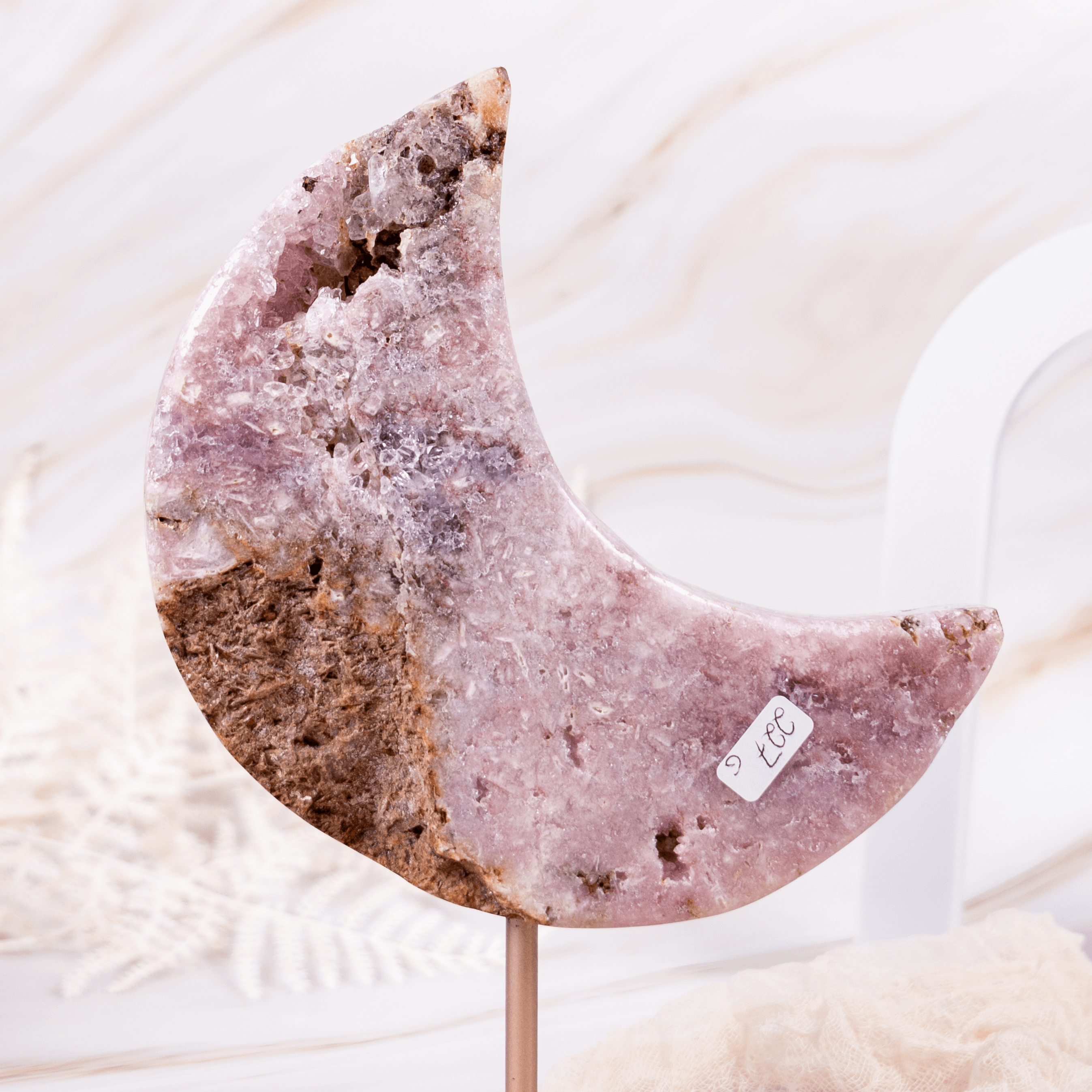 Pink Pinker Amethyst Mond Moon auf Ständer rosegold gold Metall druzy Glitzer Sparkle lila rosa flieder lavendel Edelstein Kristall Heilstein Carving Annurah deutscher Onlineshop