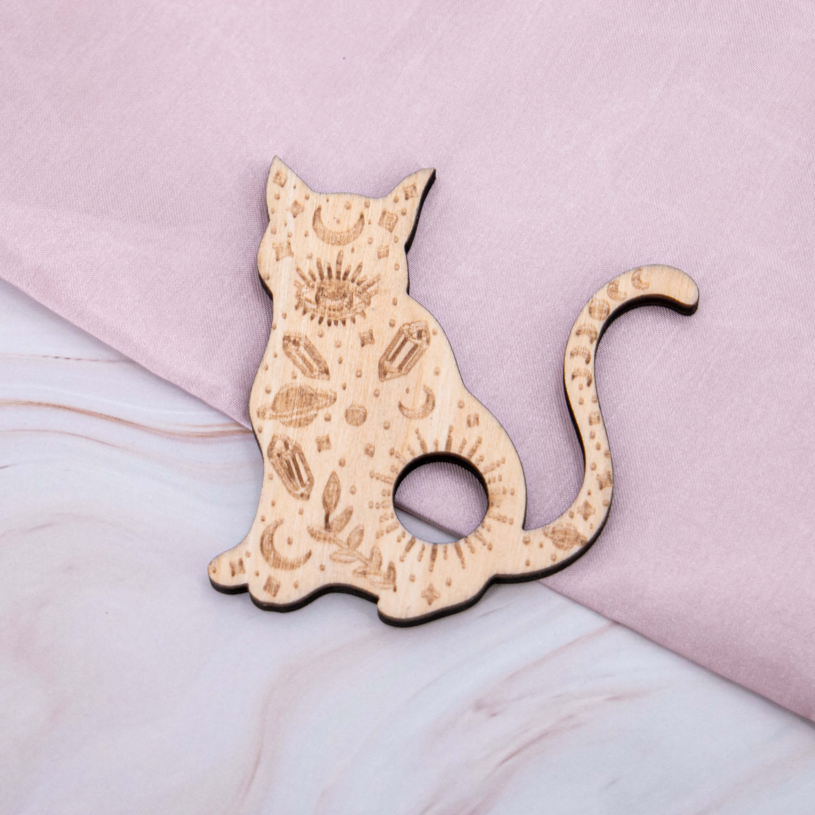 Holz Kugelständer Kugelhalter Ständer Halter für Kristallkugeln Kristalle Edelsteine Heilsteine Schutzsteine Annurah deutscher Onlineshop witchy Esoterik Magie Mond Sonne Design Katze Kater cat Luna braun beige schwarz Bergkristallkugel