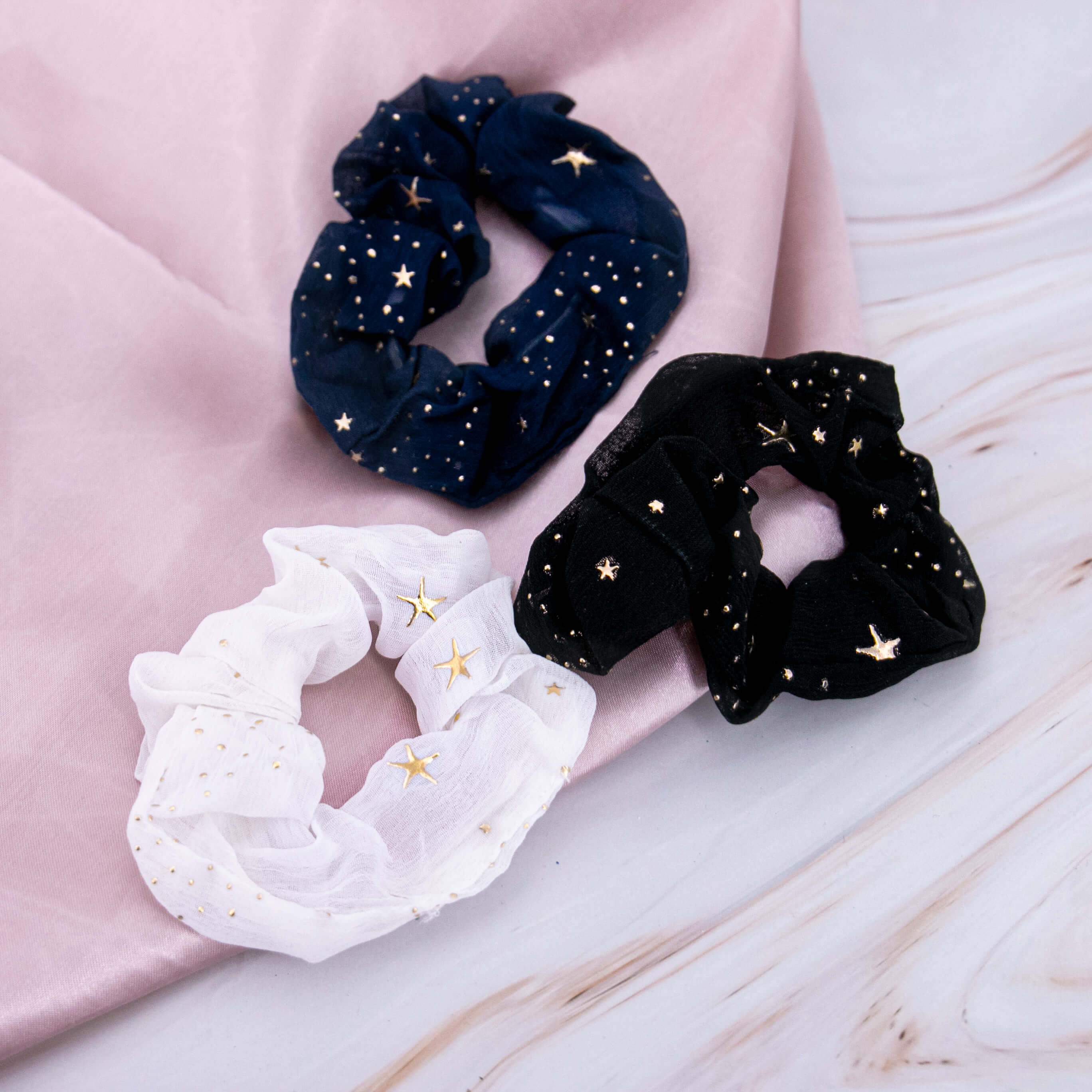 Starburst Scrunchie Haargummi Haarband Haare Accessoires Sonne Mond Sterne Aufdruck Gold 