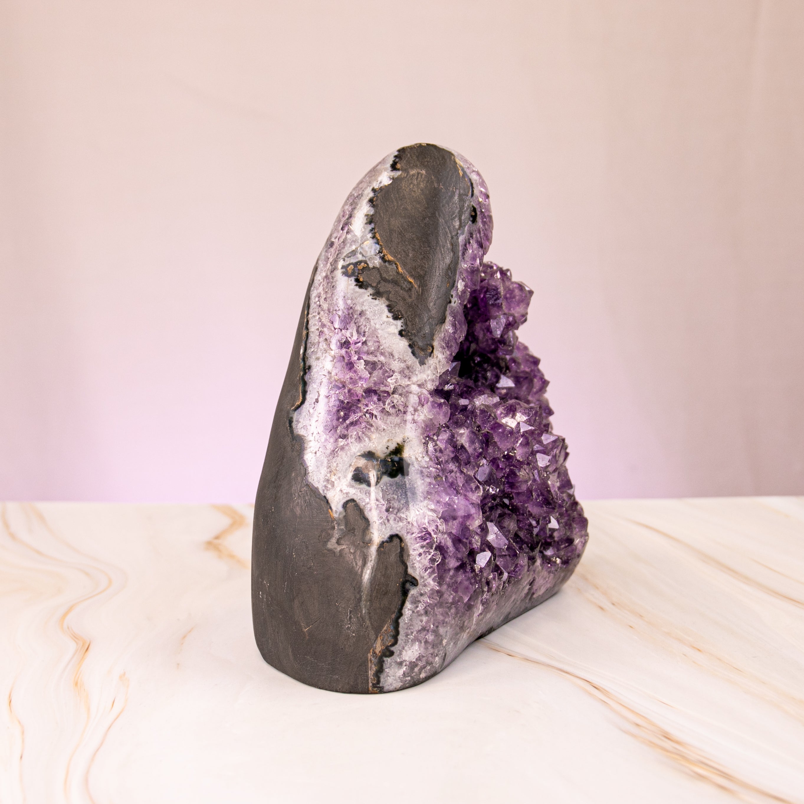 Amethyst Druse XL XXL groß riesig Statement Spitzen Cluster lila Spitze Turm Dreieck druzy Quarz Annurah deutscher Onlineshop Deko Dekoration Muttergestein Stehend Natur holy 3 entspannend Entspannung Ruhe Gelassenheit Schlaf Schlafzimmer