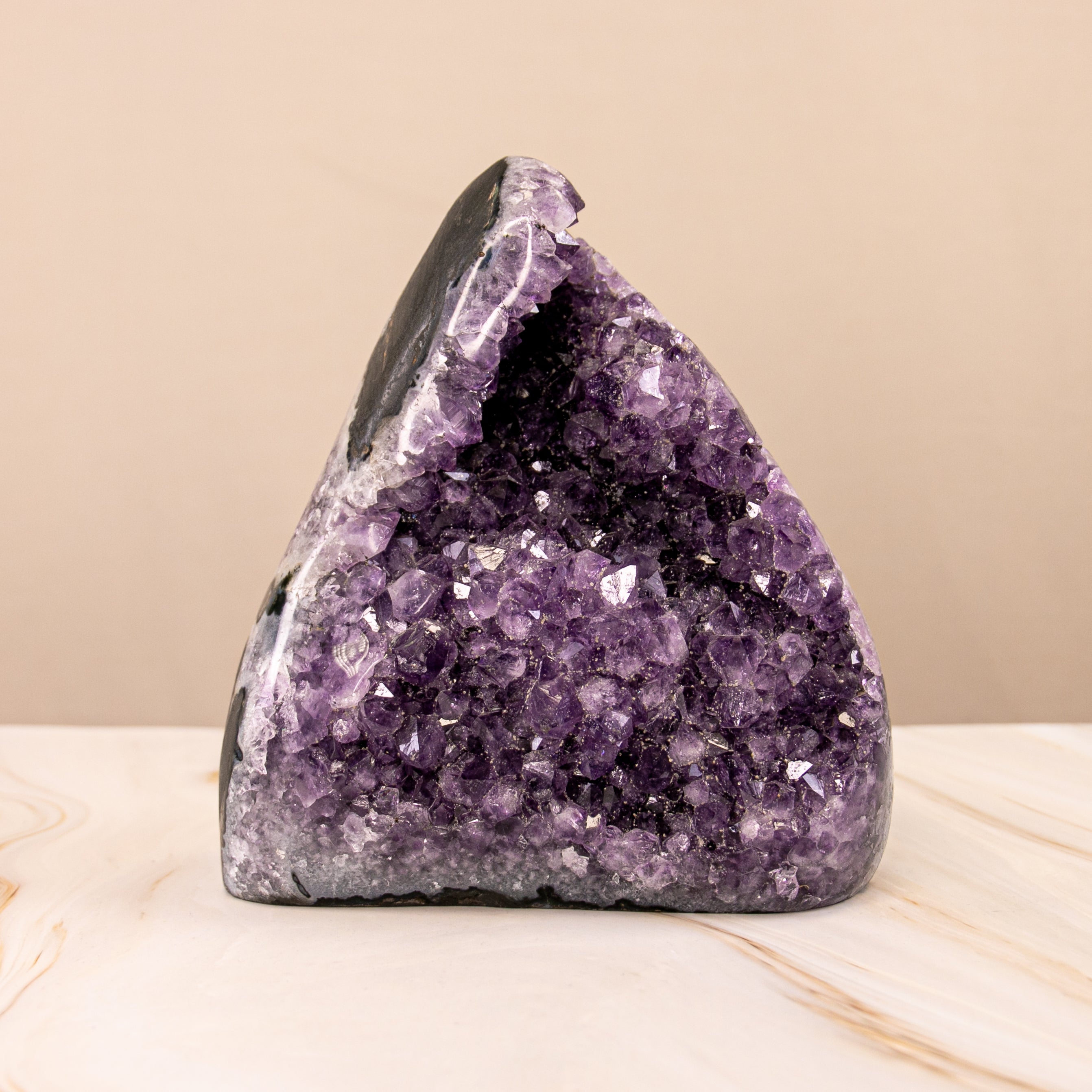 Amethyst Druse XL XXL groß riesig Statement Spitzen Cluster lila Spitze Turm Dreieck druzy Quarz Annurah deutscher Onlineshop Deko Dekoration