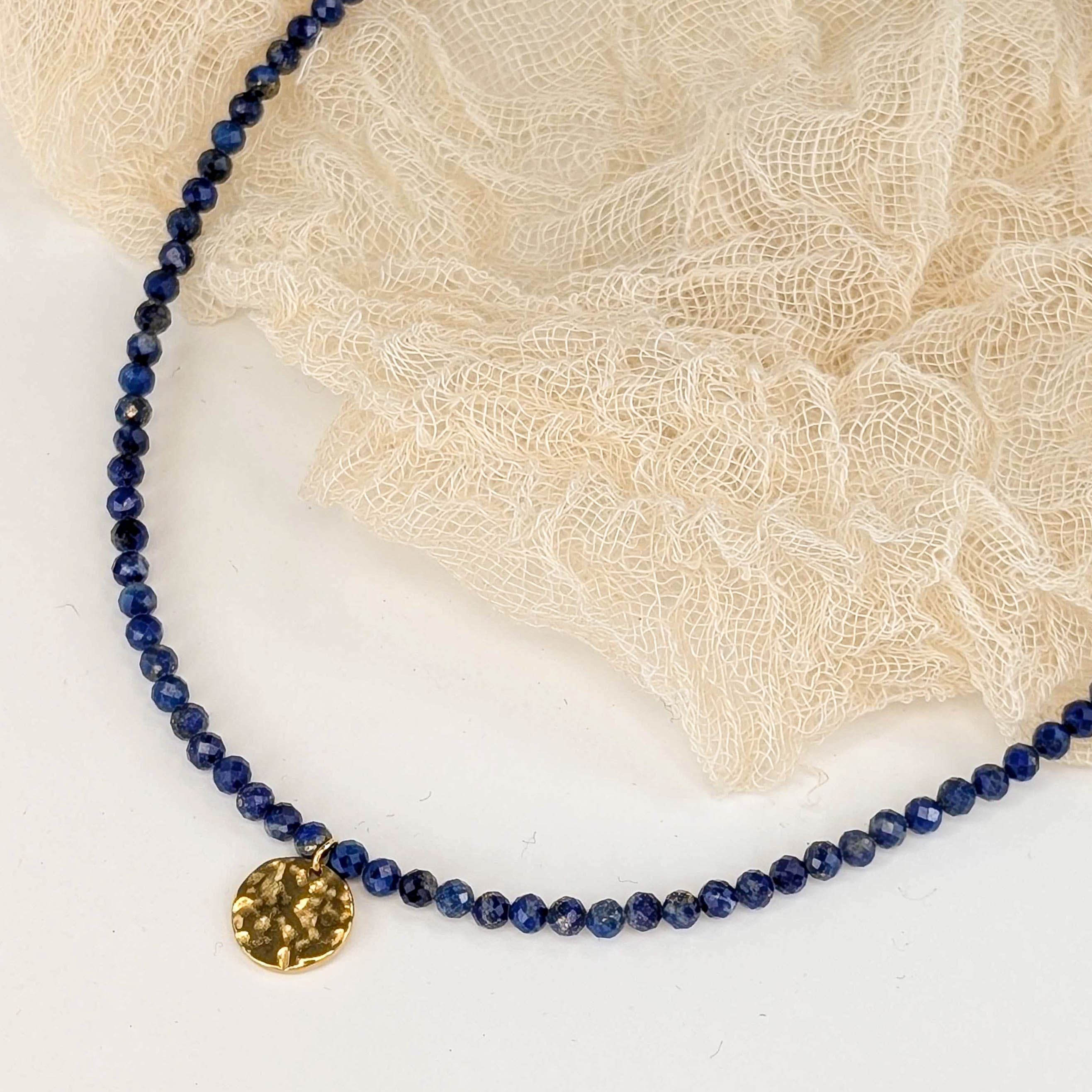 Lapislazuli Choker mit Münzdetail