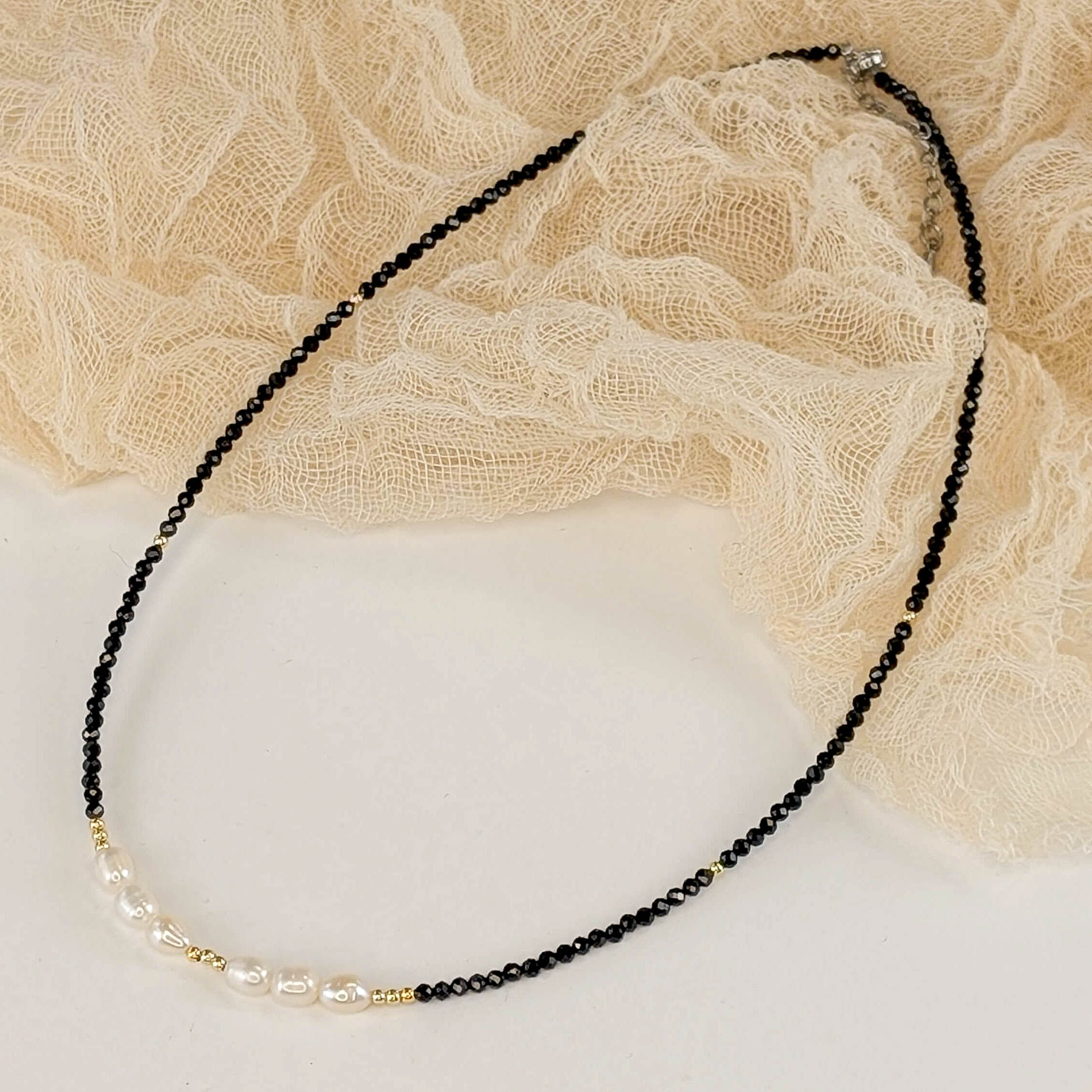 Schwarzer Turmalin & Süßwasserperlen Choker