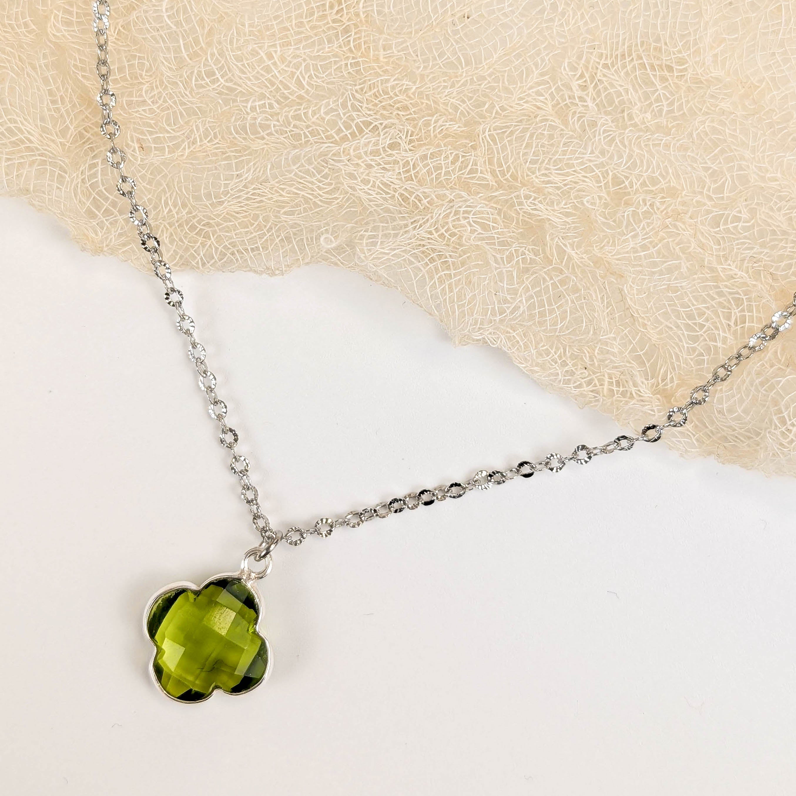 Peridot Kleeblatt Kette